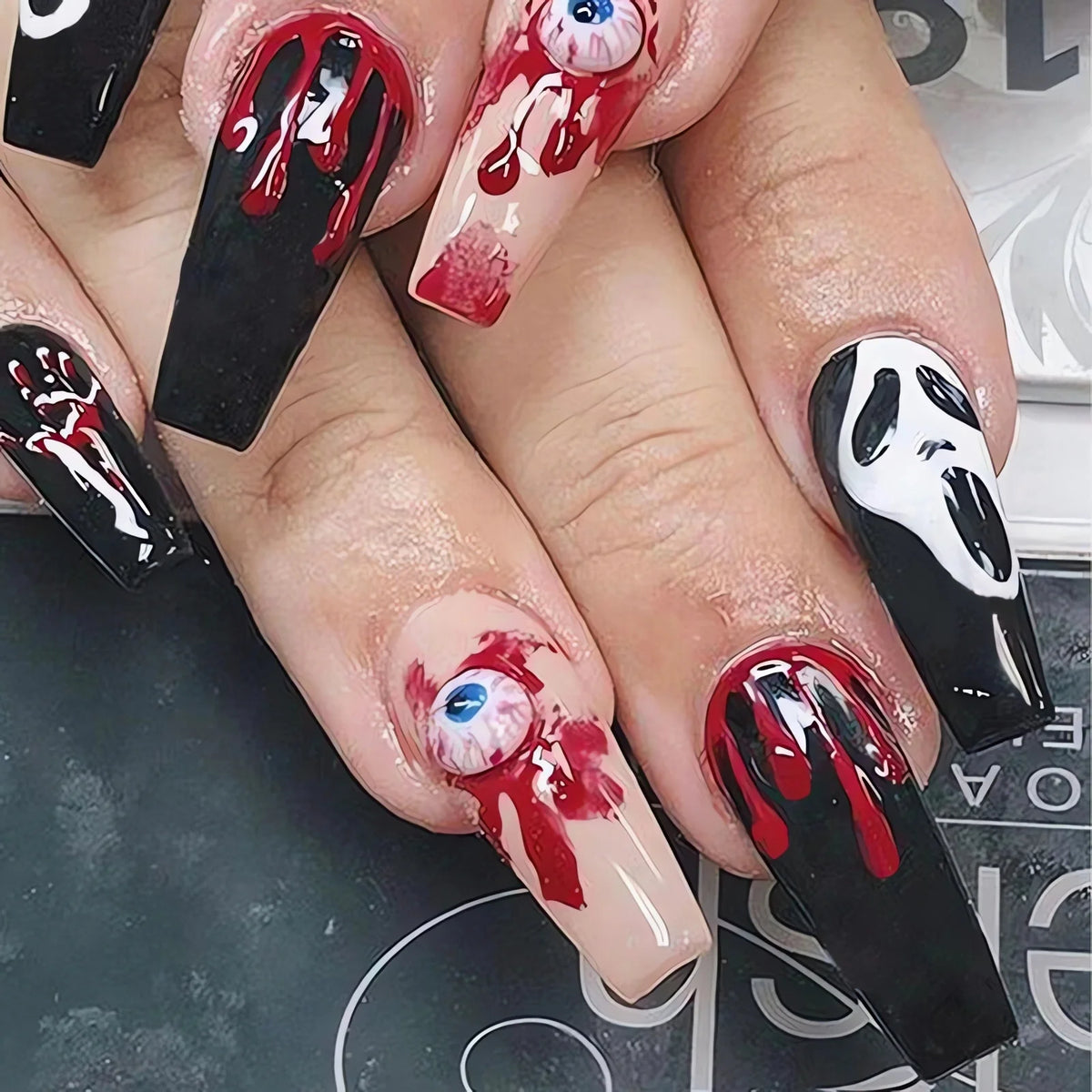 シックなアーモンド型ハロウィンプレスオンネイル：24枚で叶える手軽な